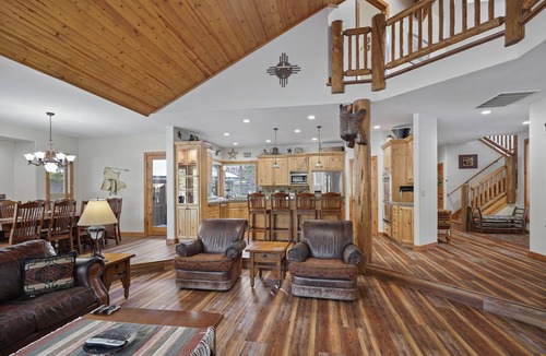 Sunriver House | 11 Vine Maple - Pool Table, Bikes, Luxury Lodge, A/C, SHARC Passes, Hot Tub