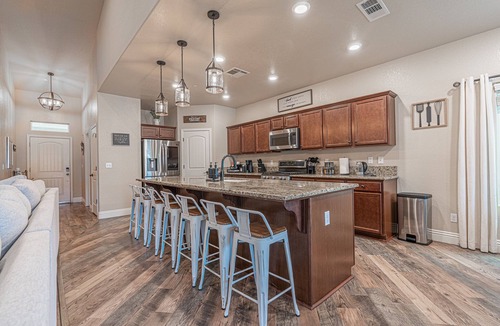 Tulare House | 12-Bed home w/Pool&Hot tub near Sequoia National Park
