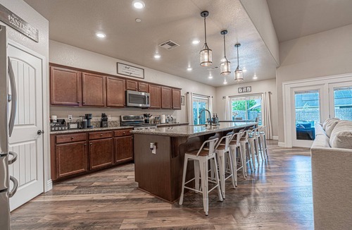 Tulare House | 12-Bed home w/Pool&Hot tub near Sequoia National Park