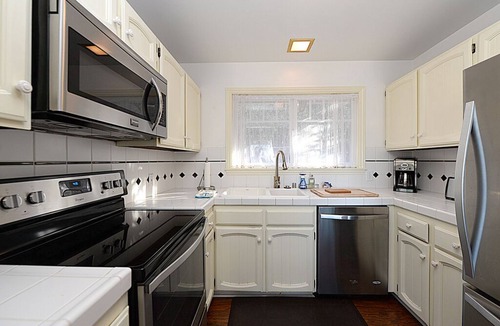 Avalon House | 123UT Upper: Hillside Chalet with Breathtaking Harbor View, WiFi