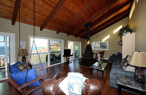 Avalon House | 123UT Upper: Hillside Chalet with Breathtaking Harbor View, WiFi