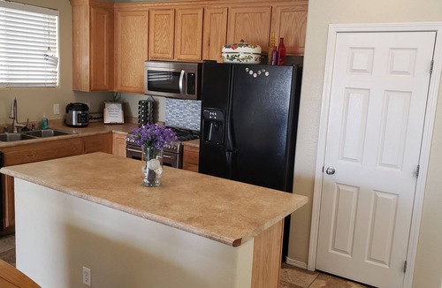 Las Vegas House | 12mins fremont st.16mins to strip, w/86 inch TV, xbox, pool table & grill.