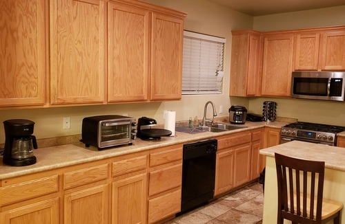 Las Vegas House | 12mins fremont st.16mins to strip, w/86 inch TV, xbox, pool table & grill.