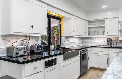 Modesto House | 13-Acre Luxury Waterfront Estate May Weekend Deal Sleeps 20+