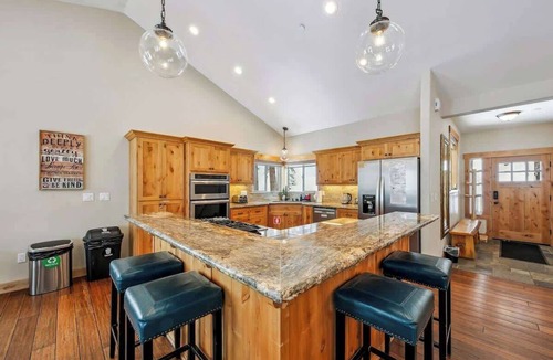 Pioneer Trail Cabin | 13 Beds, Hot Tub, Pool Table, Dog Friendly
