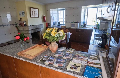 Vila Ruiva Cottage | 19th Centry Farmhouse Getaway - Sleep 12-14 W/pool