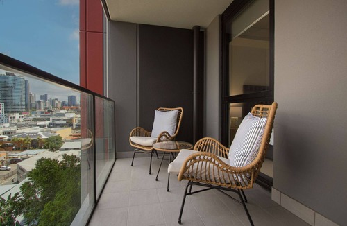 Bowen Hills Apartment | 1BR Near Brisbane Showgrounds & RBWH | Parking
