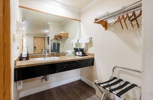 Corcoran Hotel | 2 Affordable Rooms Close to Public Transport – Steps from Christmas Tree Park