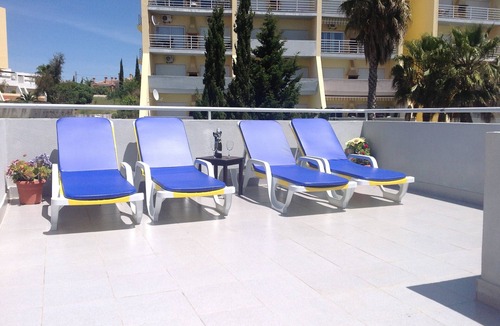 Albardeira Apartment | 2 bed apt.24 hr. reception security. A/C.five minutes walk to beach/marina.