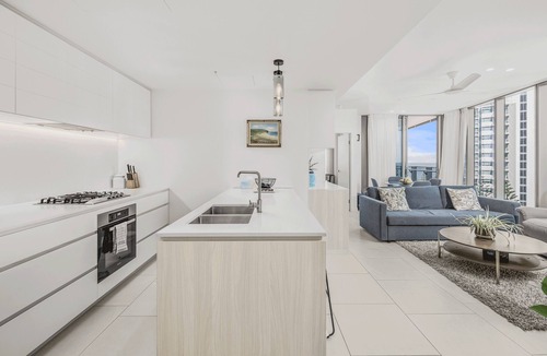 Broadbeach Apartment | 2 Bed Ocean-viewing Apartment