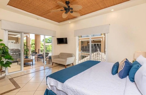 Tamarindo Condo | 2 Bedroom 2.5 bath Spacious Condo1min walk to Beach in Tamarindo Center Sleep 6