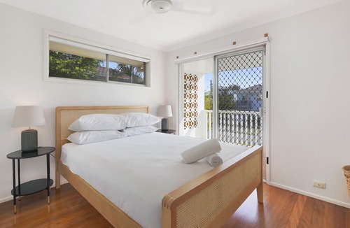 Mermaid Beach Apartment | 2-Bedroom Apartment Near the Beach with a BBQ