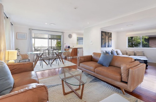 Mermaid Beach Apartment | 2-Bedroom Apartment Near the Beach with a BBQ