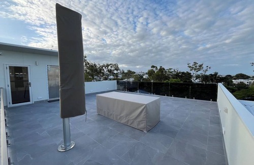 Manly House | 2-bedroom in beautiful Manly with cool AC breeze
