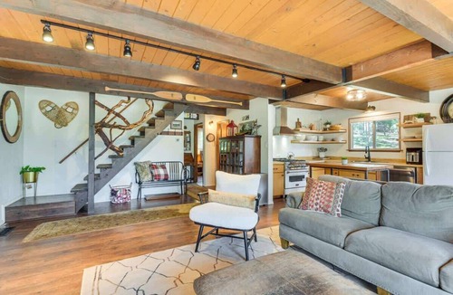 Arnold House | 2 Cabins! Sleeps 17, Ping Pong, Gas Fire Pit & BBQ