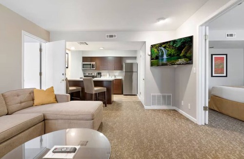 Newark Hotel | 2 Charming Suite Perfect for Family Vacations | Free Breakfast