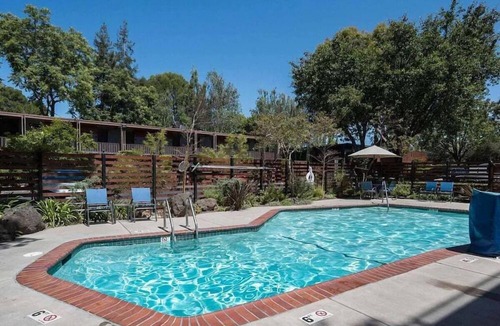 Barron Park Hotel | 2 Comfortable Room with Heated Pool, Free Breakfast & Parking in Palo Alto