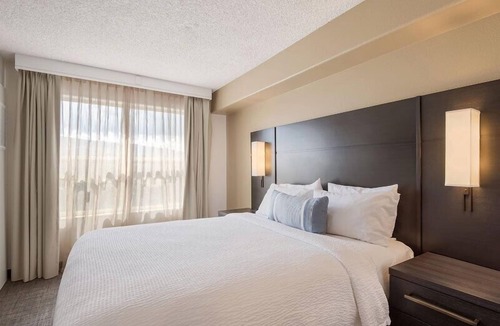 Reno/Tahoe Airport Hotel | 2 Family-friendly Units with Full Kitchens, Outdoor Pool, Free Breakfast!