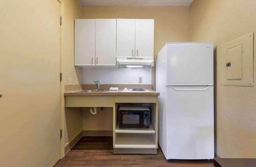 Raisin Apartment | 2 Full Beds | Non-Smoking, Kitchen
