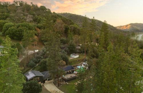 Oakhurst Villa | 2 Homes Sleeps 26 Sauna Spa Pet EV Pool Arcade