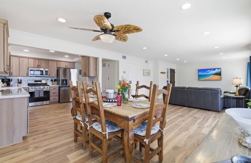 West Newport House | 2 Houses to Beach 25 Min to Disney W/D Parking