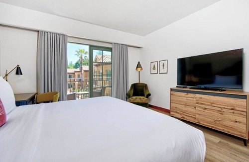 Los Gatos Hotel | 2 Luxury Room with Pets Allowed, Pool & Free Parking in Silicon Valley