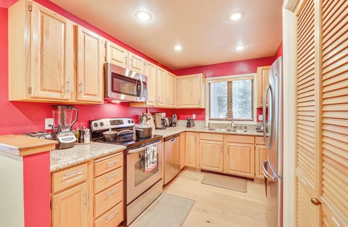 Incline Village Condo | 2 Mi to Diamond Peak! Corner-Unit Condo w/ Hot Tub