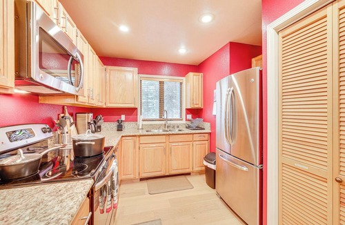 Incline Village Condo | 2 Mi to Diamond Peak! Corner-Unit Condo w/ Hot Tub