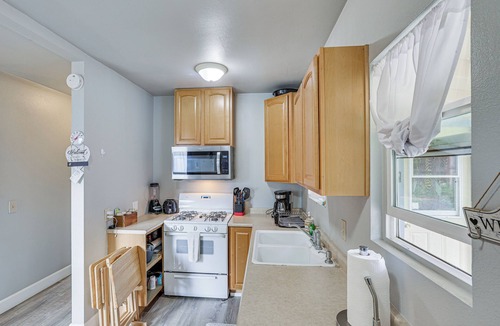 Atascadero Cottage | 2 Mi to Dtwn Atascadero! Cozy Cottage w/Yard