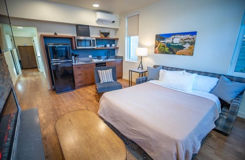 Mammoth Lakes Hotel | 2 Nature-Focused Alpine Rooms Near Devils Postpile and Mammoth Ski Trails