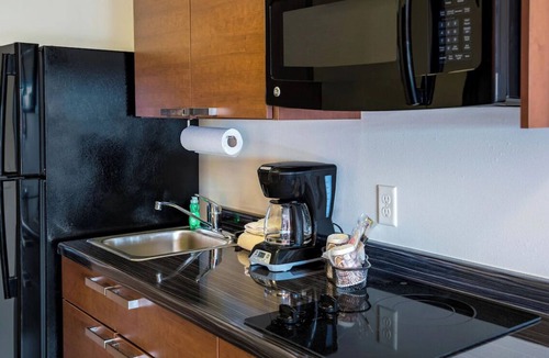 North Las Vegas House | 2 Perfect Vegas Getaway with Kitchen Access Units, Close to CSN Planetarium!