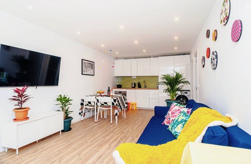 Parede Villa | 2 Private Pools, Ocean-View, Beach, Nintendo & BBQ