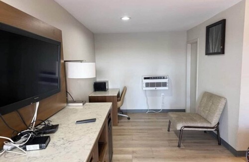 Lincoln Acres Apartment | 2 Queen Beds Non-Smoking