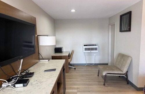 Lincoln Acres Apartment | 2 Queen Beds Non-Smoking