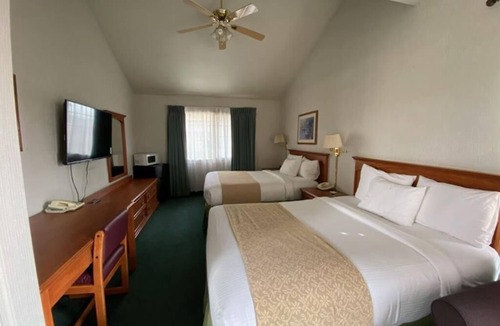 Fresno Hotel | 2 Queen Beds Suite Room