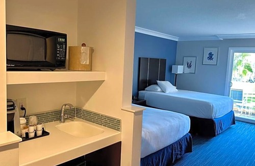 Old Towne Hotel | 2 Queen Jacuzzi Balcony Stay Near Beach, Pier with Breakfast Included