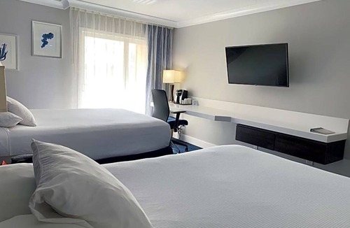 Old Towne Hotel | 2 Queen Jacuzzi Balcony Stay Near Beach, Pier with Breakfast Included