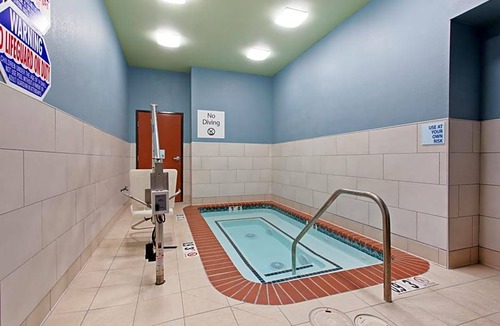 Oakland Hotel | 2-Star Hotel ∙ Holiday Inn Express & Suites Oakland - Airport, an IHG Hotel