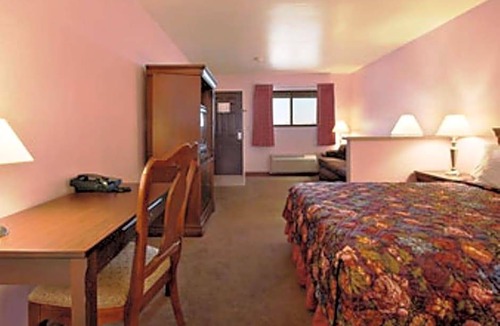 Lemoore Hotel | 2-Star Hotel ∙ Travelodge by Wyndham Lemoore Near Naval Air Station