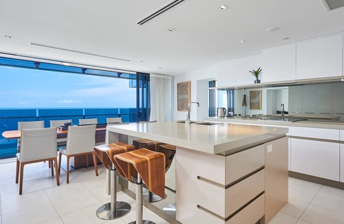 Surfers Paradise Apartment | 🌊 2-Storey 4-Bedroom Sub-Penthouse with Ocean Views 🌊