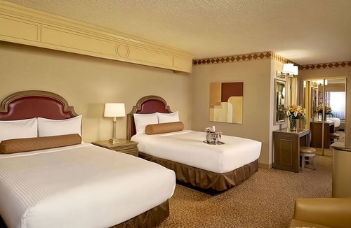 Sunrise Manor Hotel | 2 x Carson Tower - Deluxe Doubles Room at Golden Nugget Las Vegas