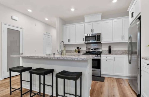 Santa Clarita House | 201 - Bright & Modern Valencia Townhome