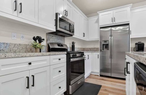 Santa Clarita House | 201 - Bright & Modern Valencia Townhome