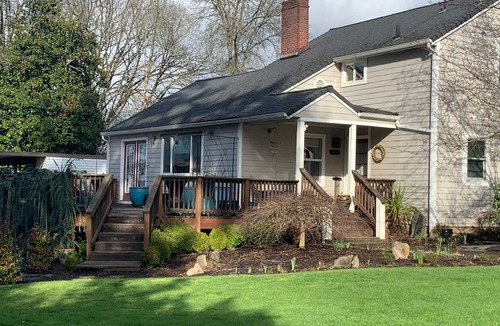 College Hill House | 2024 Olympic Trials - 4 Bdrm, 3 Ba, sleeps 8, Hot Tub, Fire Pit, big yard/garden