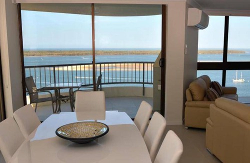 Runaway Bay Apartment | 207 m² Serviced apartment ∙ 3 bedrooms ∙ 6 guests