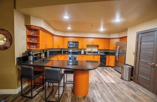 Las Vegas Condo | 2100 SqFt Penthouse Suite - Strip Views! POOL GYM