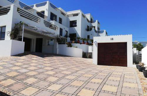 Aston Bay House | 220 m² House ∙ 3 bedrooms ∙ 6 guests