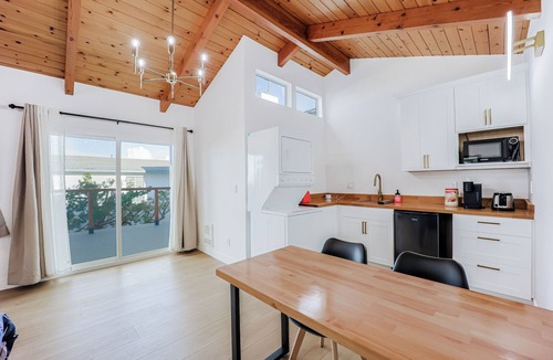 South San Mateo Apartment | 246C - Large Studio w/Kitchenette, Laundry & Deck