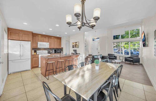 Northeast Reno House | 27 minutes to Tesla/Sleeps 12