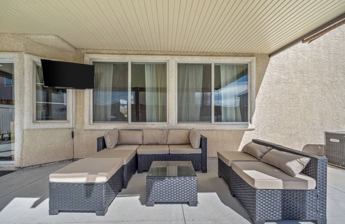 North Las Vegas House | 2700sqft/Heated Pool, Hot Tub. 15min to Strip!